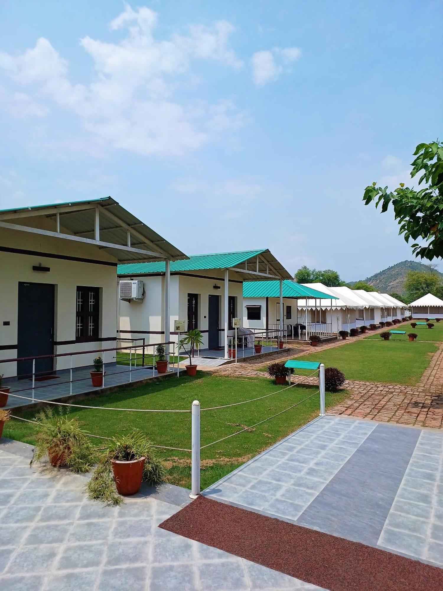 Shivir Aranya - Wilderness Resort الوار المظهر الخارجي الصورة