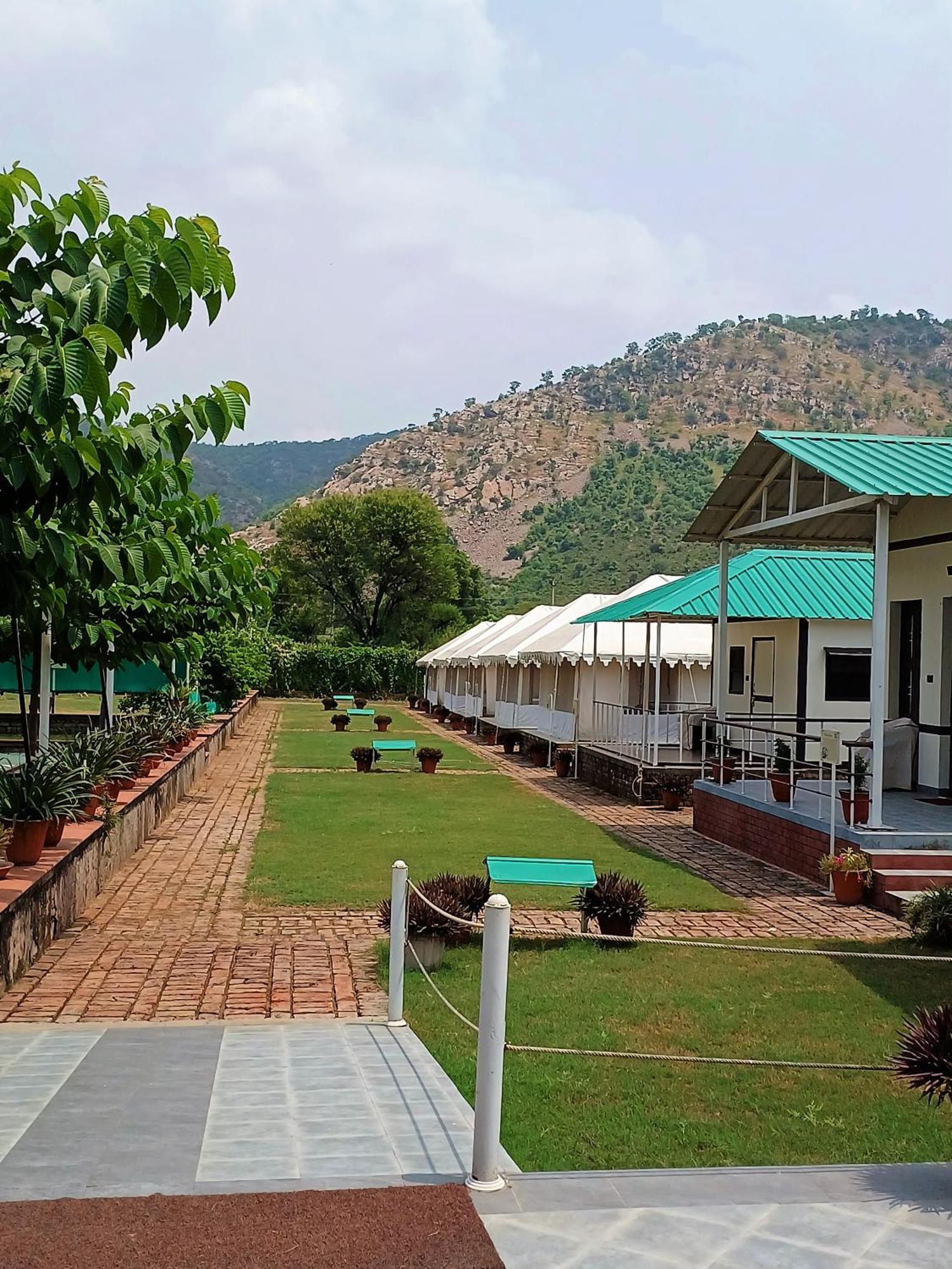 Shivir Aranya - Wilderness Resort الوار المظهر الخارجي الصورة